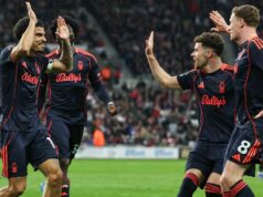 Obraz zostupu z Premier League, keď Nottingham Forest opúšťa Tottenham a West Ham v rozstrele Hráči Nottinghamu Forest oslavujú víťazstvo 5:0 na ihrisku Sunderlandu
