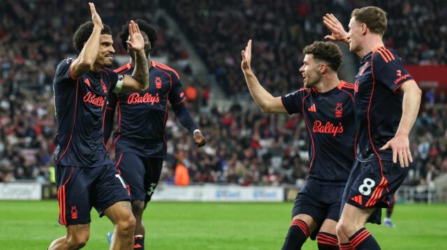 Hráči Nottinghamu Forest oslavujú víťazstvo 5:0 na ihrisku Sunderlandu