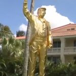 Na Trump National Doral bola odhalená týčivá zlatá socha prezidenta Donalda Trumpa