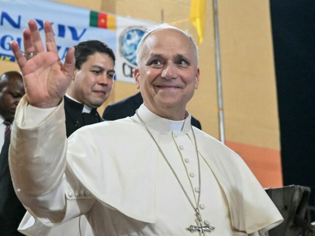 Obrovské davy vítajú pápeža Leva v Kamerune 20 rokov po Obrovské davy vítajú pápeža Leva v Kamerune 20 rokov po terénnej ceste | Náboženstvo