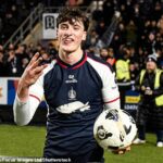 Barney Stewart oslavuje hetrik proti Hibsovi v januári Premiership