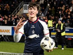 Od univerzitného futbalu až po lietanie vysoko na Falkirku so snom o majstrovstvách sveta, Barney Stewart bol túto sezónu zjavením a dôkazom, že diamanty sa stále dajú nájsť aj v surovom stave. Barney Stewart oslavuje hetrik proti Hibsovi v januári Premiership