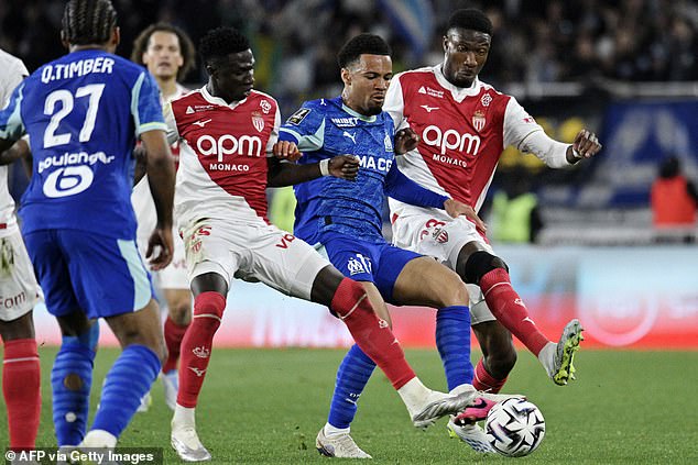 Odhalené: Ako Marseille „platí VIAC, ABY NEHRALA Ethana Nwaneriho, ktorý Francúzska publikácia L'Equipe predtým uviedla, že Angličan na svojej novej strane pôsobil „pretrvávajúcim dojmom nonšalancie“.