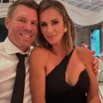 David Warner (na snímke s manželkou Candice) bol zatknutý po tom, čo pri náhodnej dychovej skúške údajne sfúkol viac ako dvojnásobok zákonného limitu.