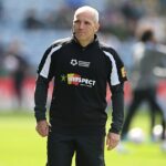 Asistent rozhodcu Richard West je pripravený riadiť líniu Man United vs Leeds napriek tomu, že čelí obvineniam z nevhodného správania voči kolegyni v úlohe policajtky.