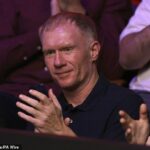 Paul Scholes je zobrazený pri sledovaní Ronnieho O'Sullivana v Crucible minulý týždeň