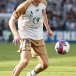 Ak Newcastle Jets vyhrá Premiers Plate, budúci mesiac bude hostiť veľké finále A-League - ale bude to pred obmedzeným publikom na štadióne McDonald Jones (na obrázku, hviezdny stredopoliar Max Burgess)