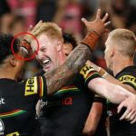 Brian To'o (na obrázku vľavo) dokončil potešujúce gesto v snahe vzdať hold fanúšikovi Panthers, ktorý prišiel o život pri autonehode.