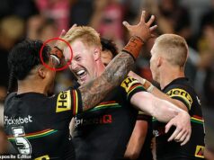 Odhalené: Srdcervúci význam za drobným detailom na uniforme futbalovej hviezdy Briana To’a Brian To'o (na obrázku vľavo) dokončil potešujúce gesto v snahe vzdať hold fanúšikovi Panthers, ktorý prišiel o život pri autonehode.