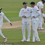 Lyndon James (uprostred) bol použitý ako náhradník za Nottinghamshire minulý týždeň proti Glamorganu