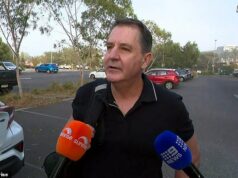 Odhalené: Trojslovná poznámka na adresu domorodých hviezd, ktorá tak rozrušila trénera AFL, že ponúkol KONIEC – predtým, ako futbalisti urobili prekvapivý krok na sociálnych sieťach Tréner St Kilda Ross Lyon sa v utorok pred médiami (na obrázku) ospravedlnil za komentár, ktorý urobil o domorodých hráčoch.