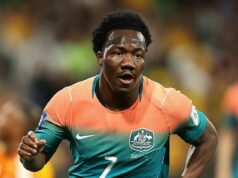 Odhalené: Zahanbujúci problém so súpravami Svetového pohára Socceroos Socceroos Tonyho Popoviča majú problém pred majstrovstvami sveta – a Nike začala vyšetrovanie predtým, ako sa v júni kopne do lopty (na snímke Nestory Irankunda nedávno v akcii proti Curacau)