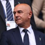Daniel Levy, predseda Tottenham Hotspur počas zápasu Premier League medzi Manchester City a Tottenham Hotspur na Etihad Stadium 23. augusta 2025 v Manchestri v Anglicku