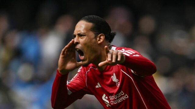 Virgil van Dijk z Liverpoolu dáva pokyny tímu počas štvrťfinálového zápasu Emirates FA Cup medzi Manchestrom City a Liverpoolom na Etihad Stadium 4. apríla 2026 v Manchestri v Anglicku.