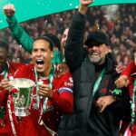 Virgil van Dijk z Liverpoolu a Jurgen Klopp, manažér Liverpoolu, oslavujú s trofejou po víťazstve vo finále Carabao Cupu po zápase medzi Chelsea a Liverpoolom na štadióne Wembley