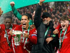 „Odmietol som prestup Man City kvôli šéfovi Liverpoolu – má niečo špeciálne.“ Virgil van Dijk z Liverpoolu a Jurgen Klopp, manažér Liverpoolu, oslavujú s trofejou po víťazstve vo finále Carabao Cupu po zápase medzi Chelsea a Liverpoolom na štadióne Wembley