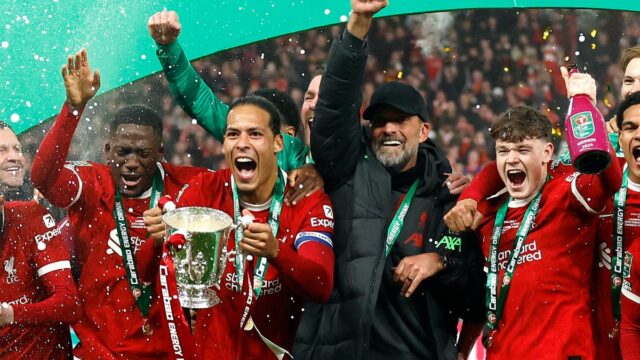 "Odmietol som prestup Man City kvôli šéfovi Liverpoolu - má Virgil van Dijk z Liverpoolu a Jurgen Klopp, manažér Liverpoolu, oslavujú s trofejou po víťazstve vo finále Carabao Cupu po zápase medzi Chelsea a Liverpoolom na štadióne Wembley