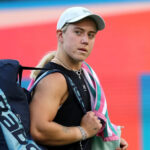 Sonay Kartal z Veľkej Británie dostáva ošetrenie od trénera