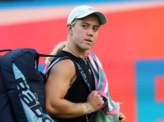 Odstúpenie Billie Jean King Cupu Sonay Kartal zavŕšilo exodus veľkých mien GB Sonay Kartal z Veľkej Británie dostáva ošetrenie od trénera