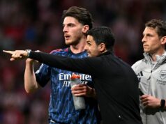Odvážne rozhodnutie Mikela Artetu zlyhá po kontroverznom rozhodnutí VAR proti Atléticu Madrid MADRID, ŠPANIELSKO - 29. apríla: Declan Rice z Arsenalu sa rozpráva s Mikelom Artetom, manažérom Arsenalu, počas semifinálového zápasu prvej časti Ligy majstrov UEFA 2025/26 medzi Atletico de Madrid a Arsenal FC na štadióne Metropolitano 29. apríla 2026 v Madride v Španielsku. (Foto: Stuart MacFarlane/Arsenal FC cez Getty Images)