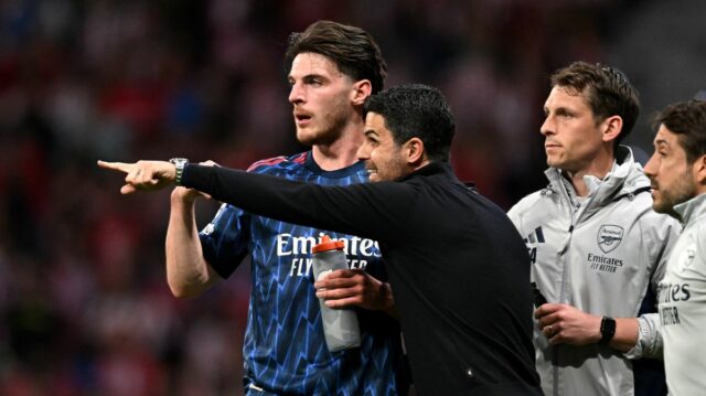 MADRID, ŠPANIELSKO - 29. apríla: Declan Rice z Arsenalu sa rozpráva s Mikelom Artetom, manažérom Arsenalu, počas semifinálového zápasu prvej časti Ligy majstrov UEFA 2025/26 medzi Atletico de Madrid a Arsenal FC na štadióne Metropolitano 29. apríla 2026 v Madride v Španielsku. (Foto: Stuart MacFarlane/Arsenal FC cez Getty Images)