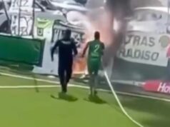 Oheň zúri na futbalovom ihrisku uprostred zápasu, keď ex-hviezda Premier League „prichádza na záchranu“ Ezequiel Schelotto