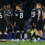 Hráči Chelsea, na snímke počas prehry s Brightonom, sa ešte len neprihlásili na sociálne siete a vzdali hold prepustenému manažérovi Liamovi Roseniorovi.