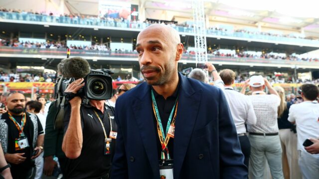Ohromujúce týždenné mzdy Thierryho Henryho odhalené z postfutbalovej kariéry legendy Thierry Henry sa pozerá
