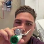 Superhviezda Broncos Reece Walsh je zobrazený v nemocnici, ako otupuje agóniu zlomenej lícnej kosti silným liekom proti bolesti „zelenej píšťalky“ na snímke z videa na sociálnych sieťach.