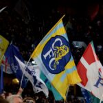 Fanúšikovia mávajú vlajkami pred zápasom Premier League medzi Chelsea a Manchestrom United na Stamford Bridge