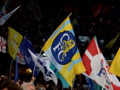 Okamžitá reakcia Chelsea na Stamford Bridge na smútok Tottenhamu hovorí za všetko Fanúšikovia mávajú vlajkami pred zápasom Premier League medzi Chelsea a Manchestrom United na Stamford Bridge