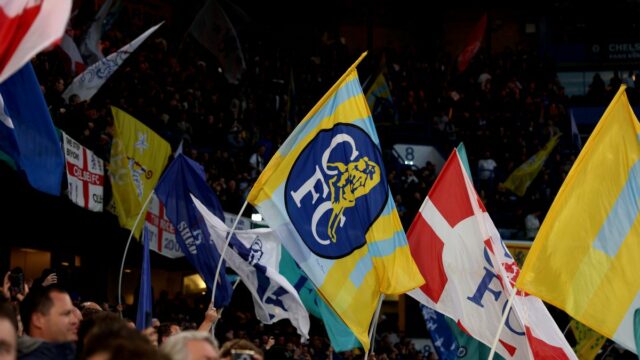 Fanúšikovia mávajú vlajkami pred zápasom Premier League medzi Chelsea a Manchestrom United na Stamford Bridge