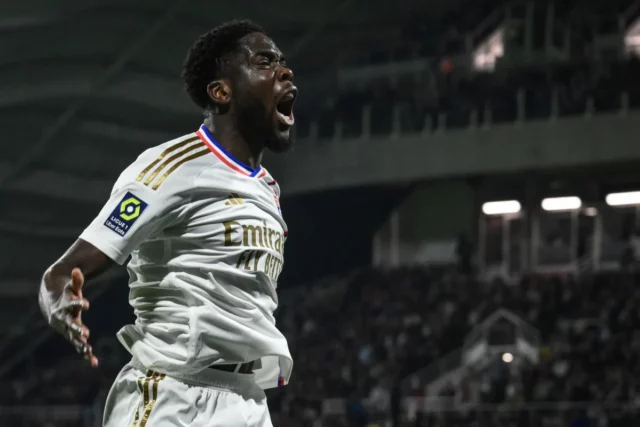 Orel Mangala z Lyonu vynechá dva týždne pre zranenie
