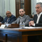 Oscar De La Hoya, bývalý profesionálny boxer a generálny riaditeľ Golden Boy Promotions, svedčí počas vypočutia senátneho výboru pre obchod, vedu a dopravu "preskúmať federálne zákony o boxe" na Capitol Hill vo Washingtone, DC, 22. apríla 2026. (Foto: SAUL LOEB / AFP cez Getty Images)