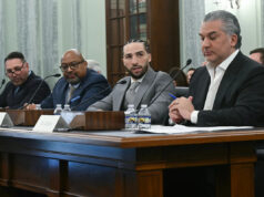 Oscar De La Hoya, vnuk Muhammada Aliho, svedčí proti zákonu o boxe podporovanom TKO Oscar De La Hoya, bývalý profesionálny boxer a generálny riaditeľ Golden Boy Promotions, svedčí počas vypočutia senátneho výboru pre obchod, vedu a dopravu "preskúmať federálne zákony o boxe" na Capitol Hill vo Washingtone, DC, 22. apríla 2026. (Foto: SAUL LOEB / AFP cez Getty Images)