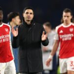 Bukayo Saka z Arsenalu a Mikel Arteta, manažér Arsenalu, reagujú po zápase Premier League medzi Brighton & Hove Albion a Arsenalom na Amex Stadium