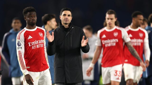 Bukayo Saka z Arsenalu a Mikel Arteta, manažér Arsenalu, reagujú po zápase Premier League medzi Brighton & Hove Albion a Arsenalom na Amex Stadium