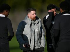 Osem hráčov mohlo chýbať v semifinále FA Cupu Chelsea vs Leeds United, keďže Blues zasadili veľkú ranu Hlavný tréner U21 Calum McFarlane a Enzo Fernandez z Chelsea počas tréningu na Chelsea Training Ground 2. januára 2026 v Cobhame v Anglicku