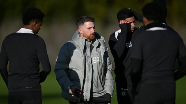 Hlavný tréner U21 Calum McFarlane a Enzo Fernandez z Chelsea počas tréningu na Chelsea Training Ground 2. januára 2026 v Cobhame v Anglicku
