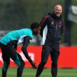 Arne Slot počas tréningu Liverpoolu