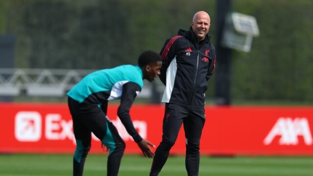 Arne Slot počas tréningu Liverpoolu