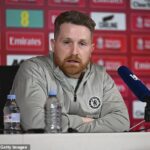 McFarlane mal v piatok poobede na klubovom tréningovom ihrisku Cobham napätú, úslužnú a niekedy podráždenú tlačovú konferenciu a nikto ho z toho neobviňoval.