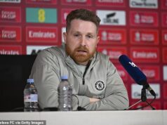 Ošetrovateľ Chelsea Calum McFarlane sa naježil na to, že nemá kvalifikáciu bez profesionálnej licencie – a odhaľuje, že nehovoril s Liamom Roseniorom o tom, ktorí hráči ho sklamali v debakli v Brightone. McFarlane mal v piatok poobede na klubovom tréningovom ihrisku Cobham napätú, úslužnú a niekedy podráždenú tlačovú konferenciu a nikto ho z toho neobviňoval.