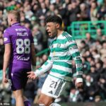 Oxlade-Chamberlain oslavuje po skoršom góle pri výhre 1:0 nad St Mirrenom