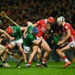 Zľava Adam English, Barry Nash a Mike Casey z Limericku v akcii proti Brianovi Hayesovi, zľava a Alan Walsh z Corku počas minulomesačného zápasu na Gaelic Grounds v Limericku