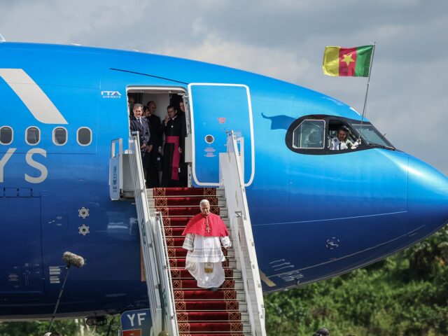 Pápež Leo navštívil Kamerun s posolstvom mieru uprostred útokov od Trumpa | Správy o konflikte
