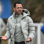 Hlavný tréner Liam Rosenior z Chelsea počas tréningu na Chelsea Training Ground 10. marca 2026 v Cobhame v Anglicku