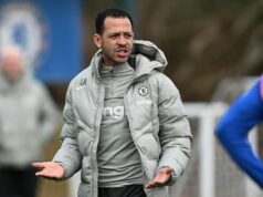 Päť vecí, ktoré sme si všimli na tréningu Chelsea, keď Liam Rosenior našiel náhradu za Enza Fernandeza Hlavný tréner Liam Rosenior z Chelsea počas tréningu na Chelsea Training Ground 10. marca 2026 v Cobhame v Anglicku