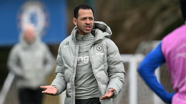Hlavný tréner Liam Rosenior z Chelsea počas tréningu na Chelsea Training Ground 10. marca 2026 v Cobhame v Anglicku