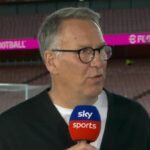 Paul Merson hovorí do mikrofónu na Emirates Stadium